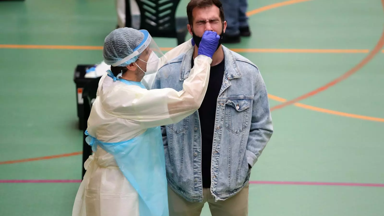 Una sanitària prenent la mostra pel test ràpid a un veïnat del Rafal.