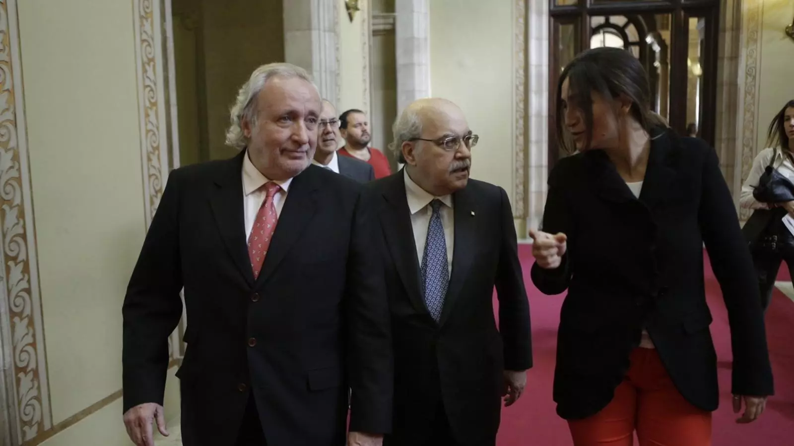 Antoni Fernández Teixidó (CiU) i Rocío Martínez-Sampere (PSC), amb el conseller Andreu Mas-Colell. / MANOLO GARCÍA