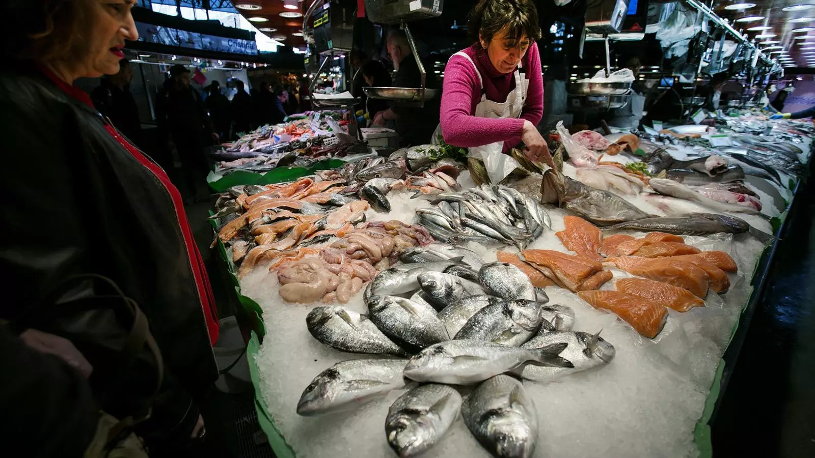Una peixateria del mercat de la Boqueria en una imatge d’arxiu.