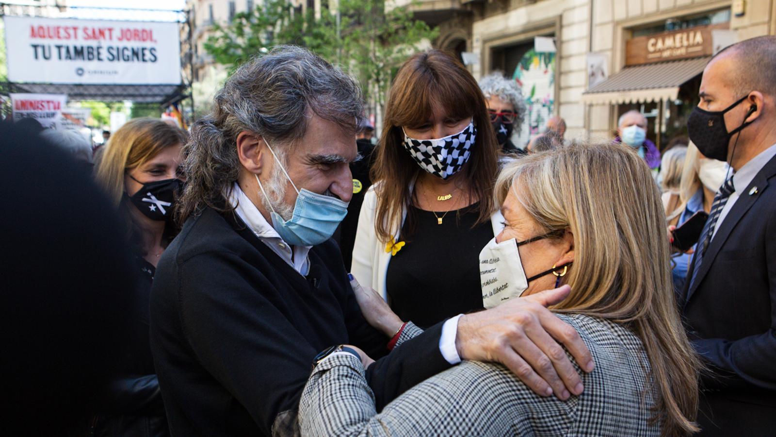 Jordi Cuixart amb la consellera de Cultura, Àngels Ponsa, i la presidenta del Parlament, Laura Borràs