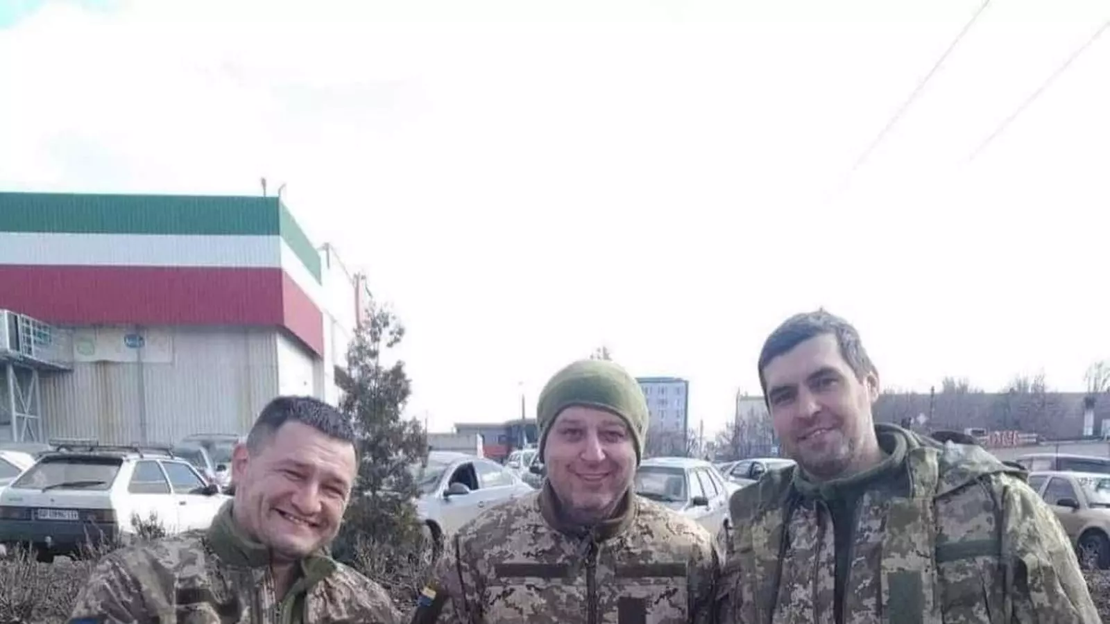 L'entrenador de futbol Yuriy Vernydub, al mig, amb l'exèrcit d'Ucraina