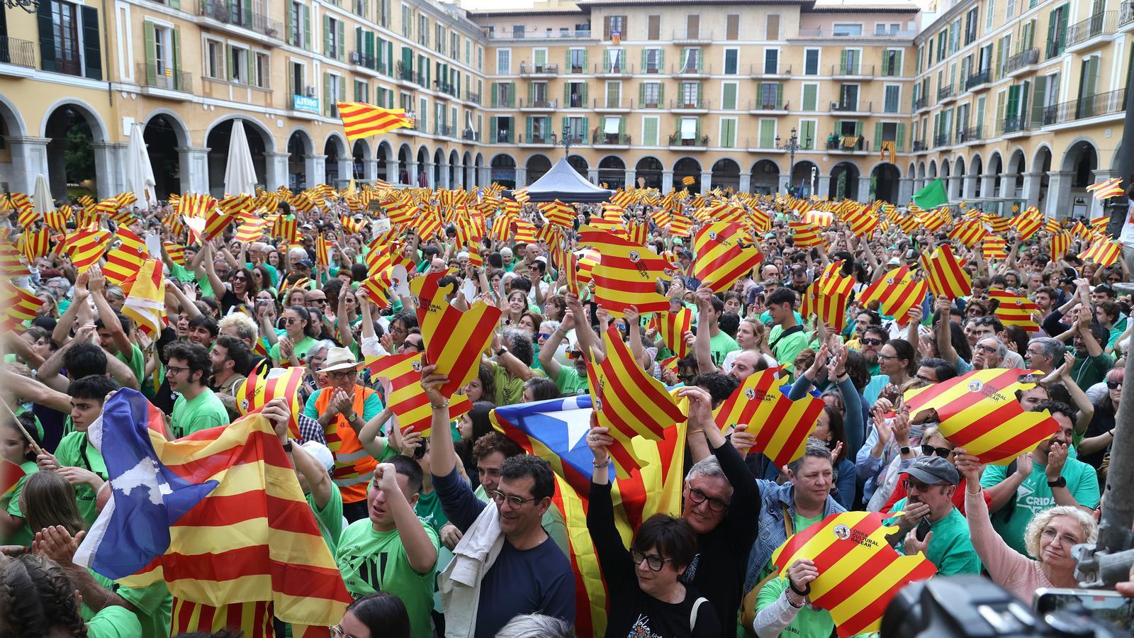 Cientos de personas durante una manifestación contra las políticas de PP y VOX.