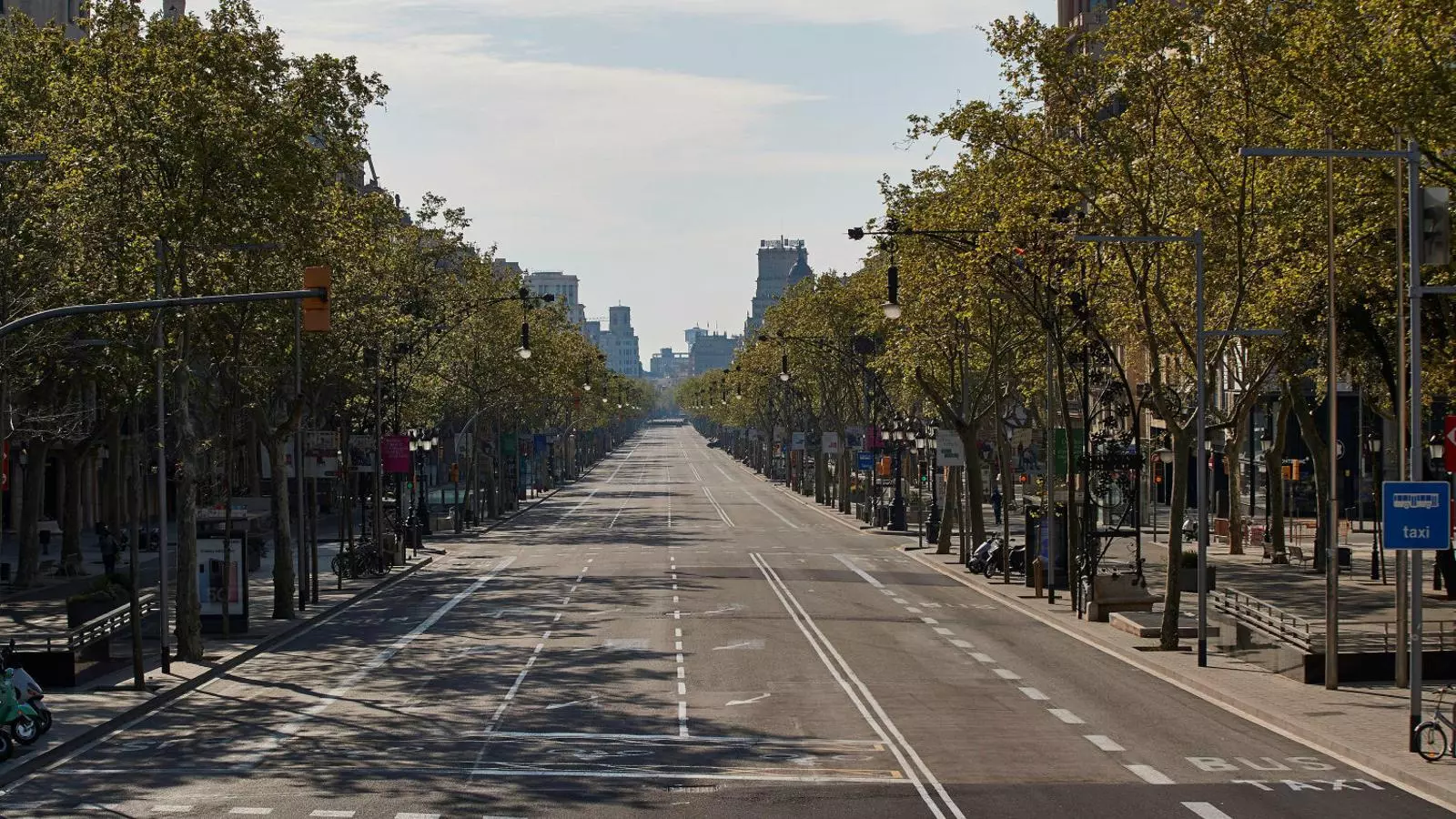 El passeig de Gràcia ahir, quinzè dia amb l’estat d’alarma vigent.