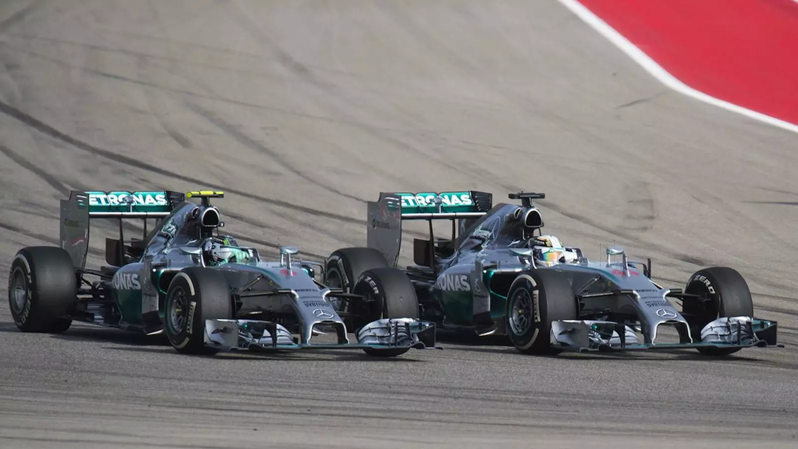 Lewis Hamilton supera Nico Rosberg amb un interior / JIM WATSON / AFP PHOTO