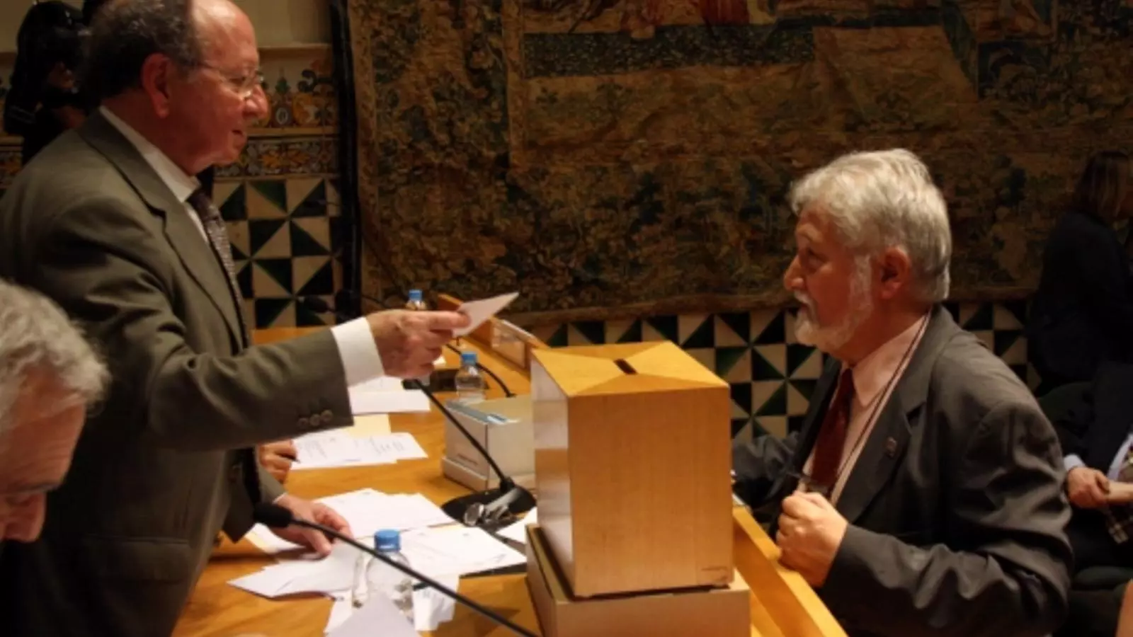 El pròxim president de l'IEC, Joandomènec Ros, en el moment de la votació a les eleccions a la presidència de l'Institut d'Estudis Catalans