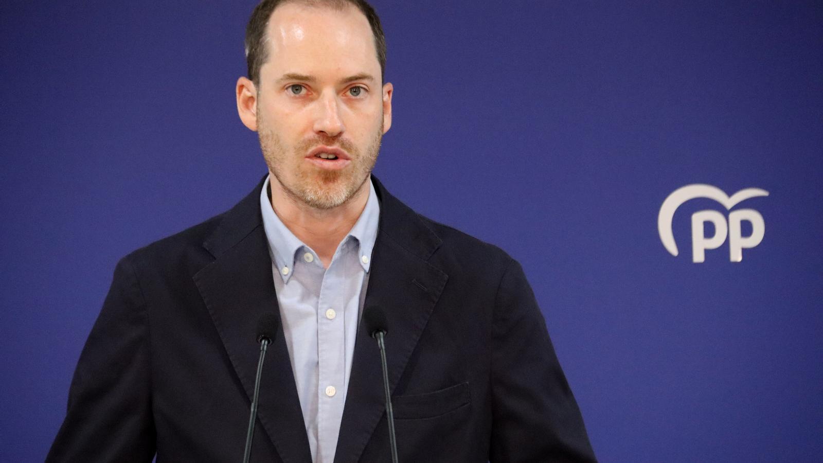 Juan Fernández, general secretary of the PPC, in a press conference.