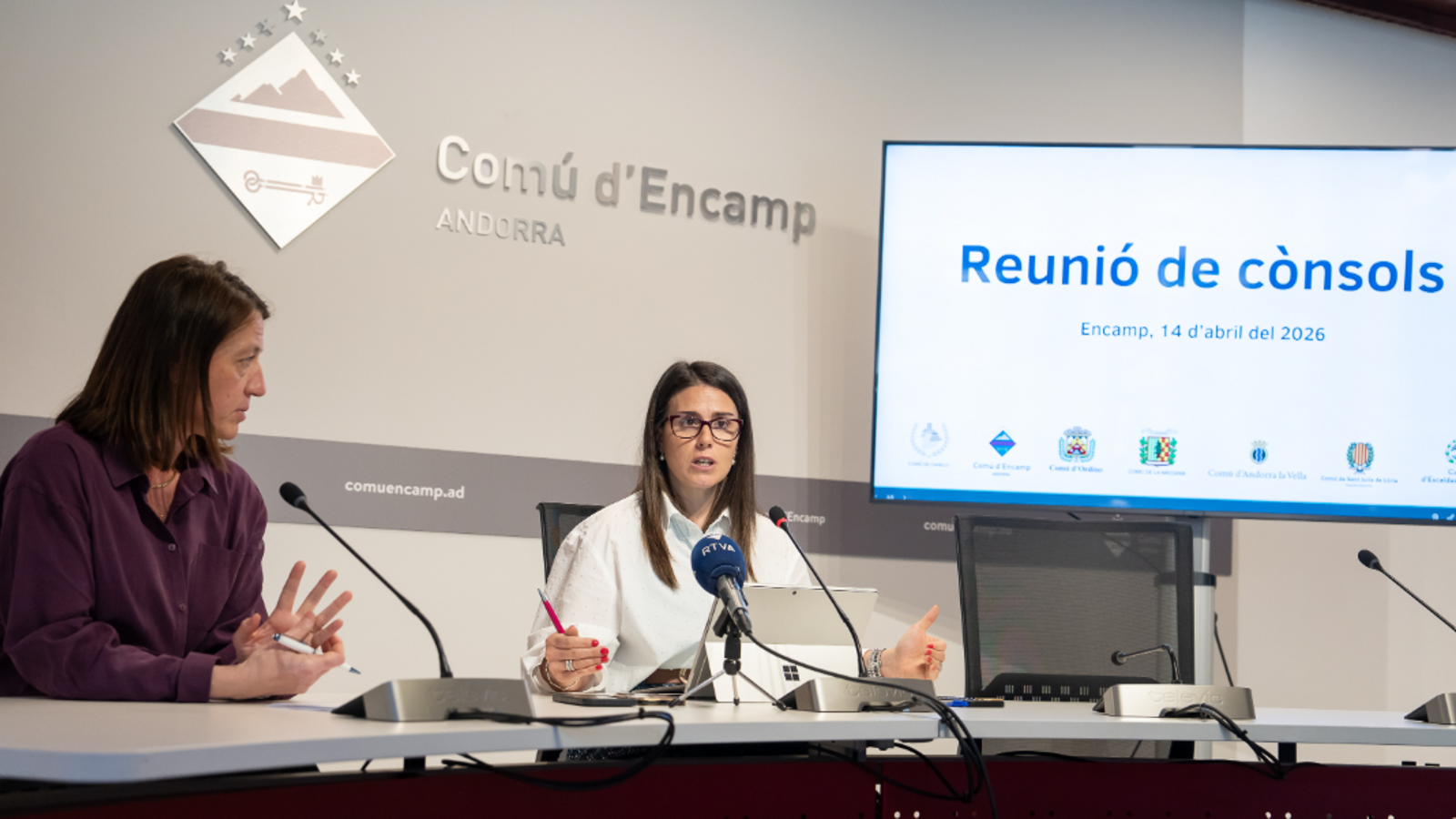 La cònsol d'Ordino, Maria del Mar Coma; i la cònsol d'Encamp, Laura Mas, en roda de premsa posterior a la reunió de cònsols.