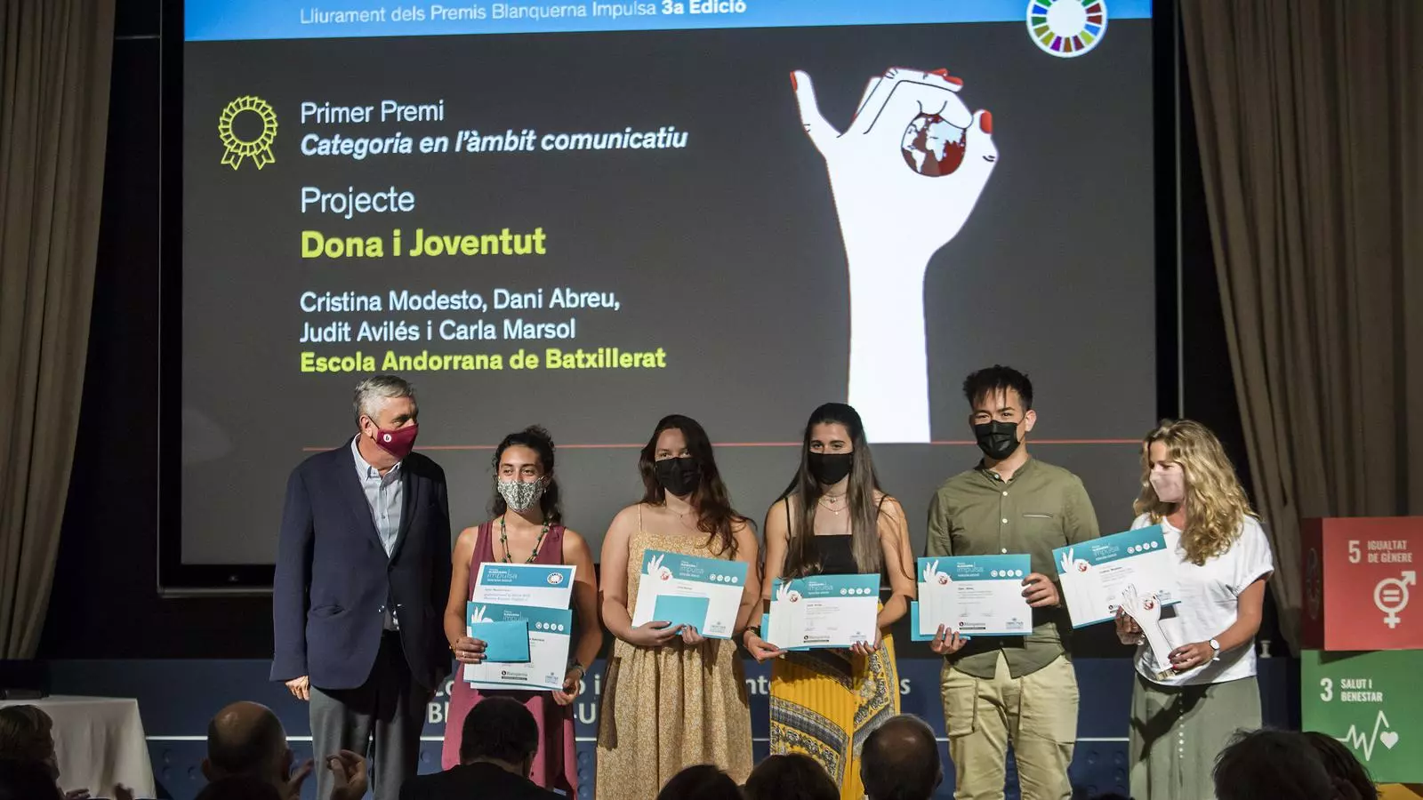 Un instant de l'entrega del premi.