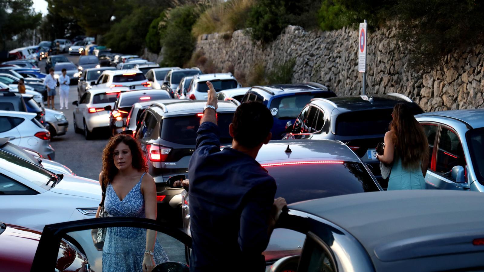 El col·lapse de vehicles als accessos al mirador de la Foradada, a Son Marroig.