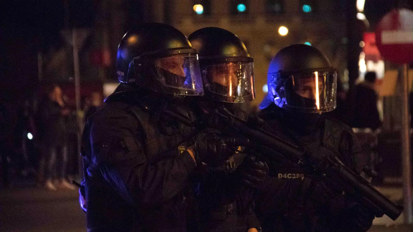 Tres agents dels Mossos amb llançadora de foam durant les protestes pro-Hásel a Barcelona el febrer de 2021