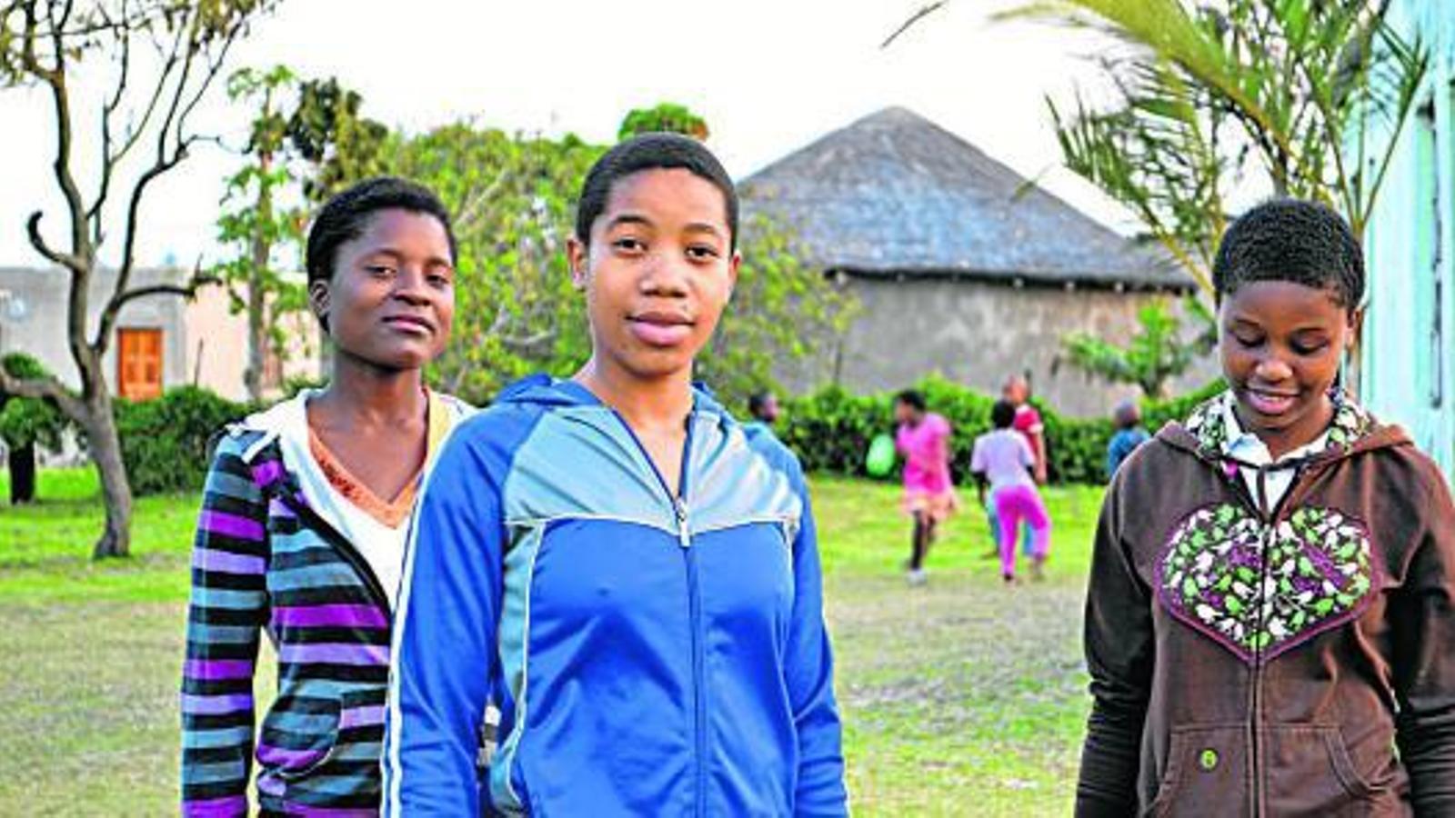 D'esquerra a dreta: Mlpume Mlthembu, Khanyisille Zuma i Nompilo Dlabla, tres adolescents sotmeses a tests de virginitat.