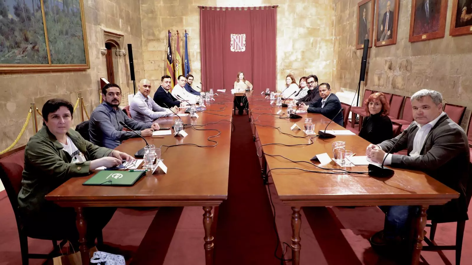 La presidenta del Govern, Francina Armengol, i la consellera de presidència, Mercedes Garrido, amb els representants dels sindicats de l’Administració General de l’Estat