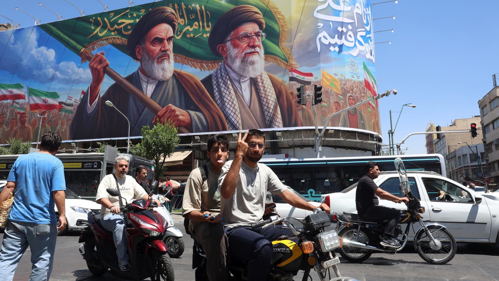 Iranian making the peace sign in Tehran after the announcement of the peace agreement