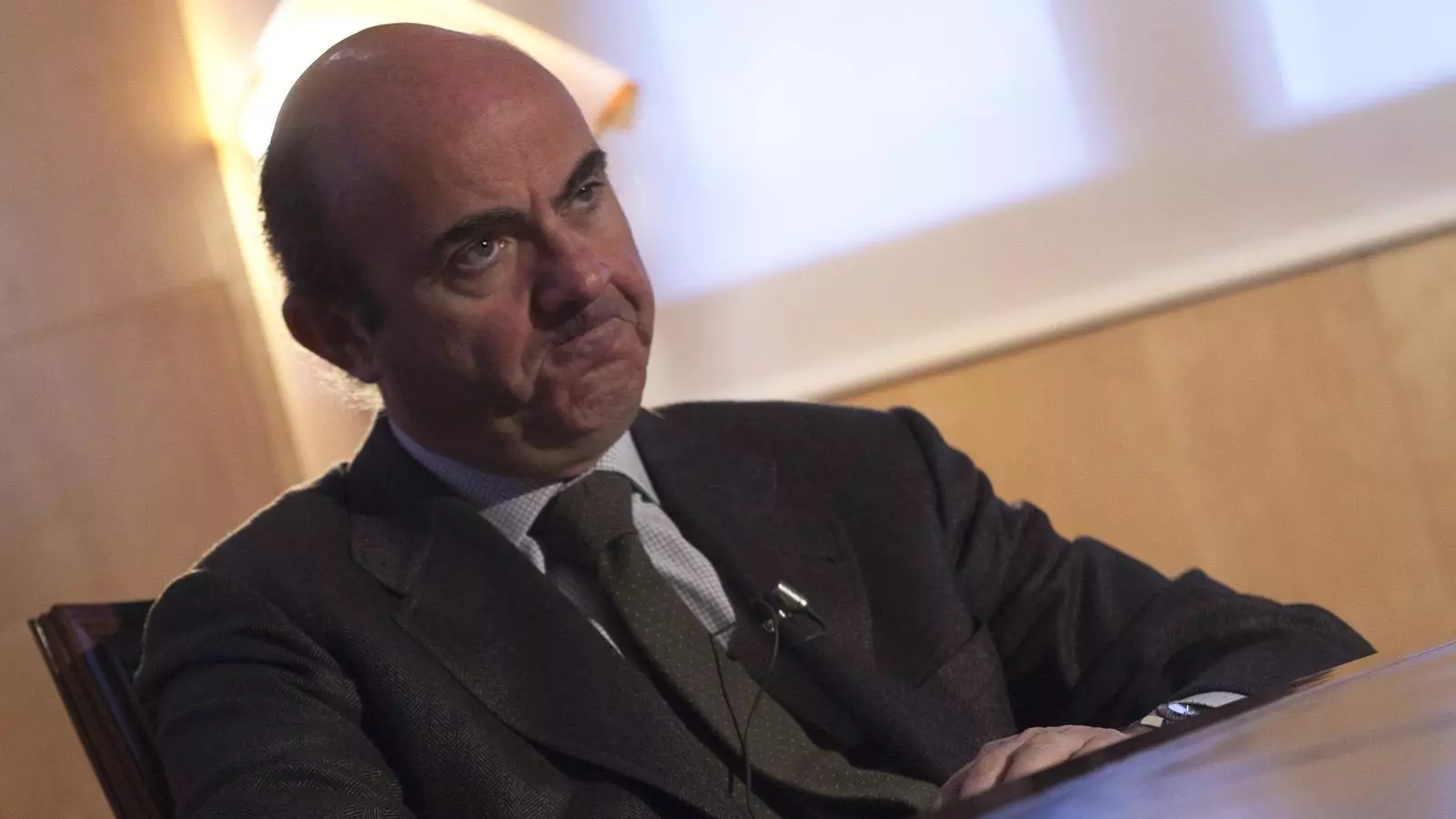 A LA DEFENSIVA El ministre d'Economia i Competitivitat, Luis de Guindos, assegura que les noves turbulències en els mercats no són culpa d'Espanya, sinó de les males perspectives
De creixement que hi ha en diversos països de la zona euro.