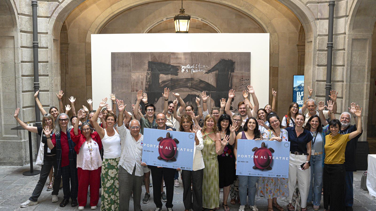 Family photo at the presentation of the theatre day 'Take me to the theatre'.