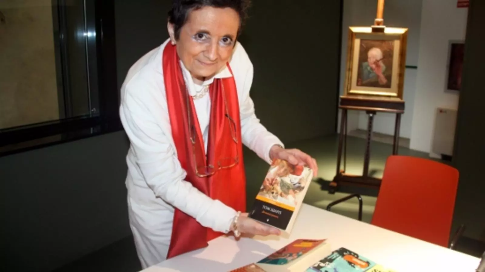 La presidenta de la Fundació Tom Sharpe, Montserrat Verdaguer, amb algunes de les obres de l'autor traduïdes a diferents idiomes / ACN