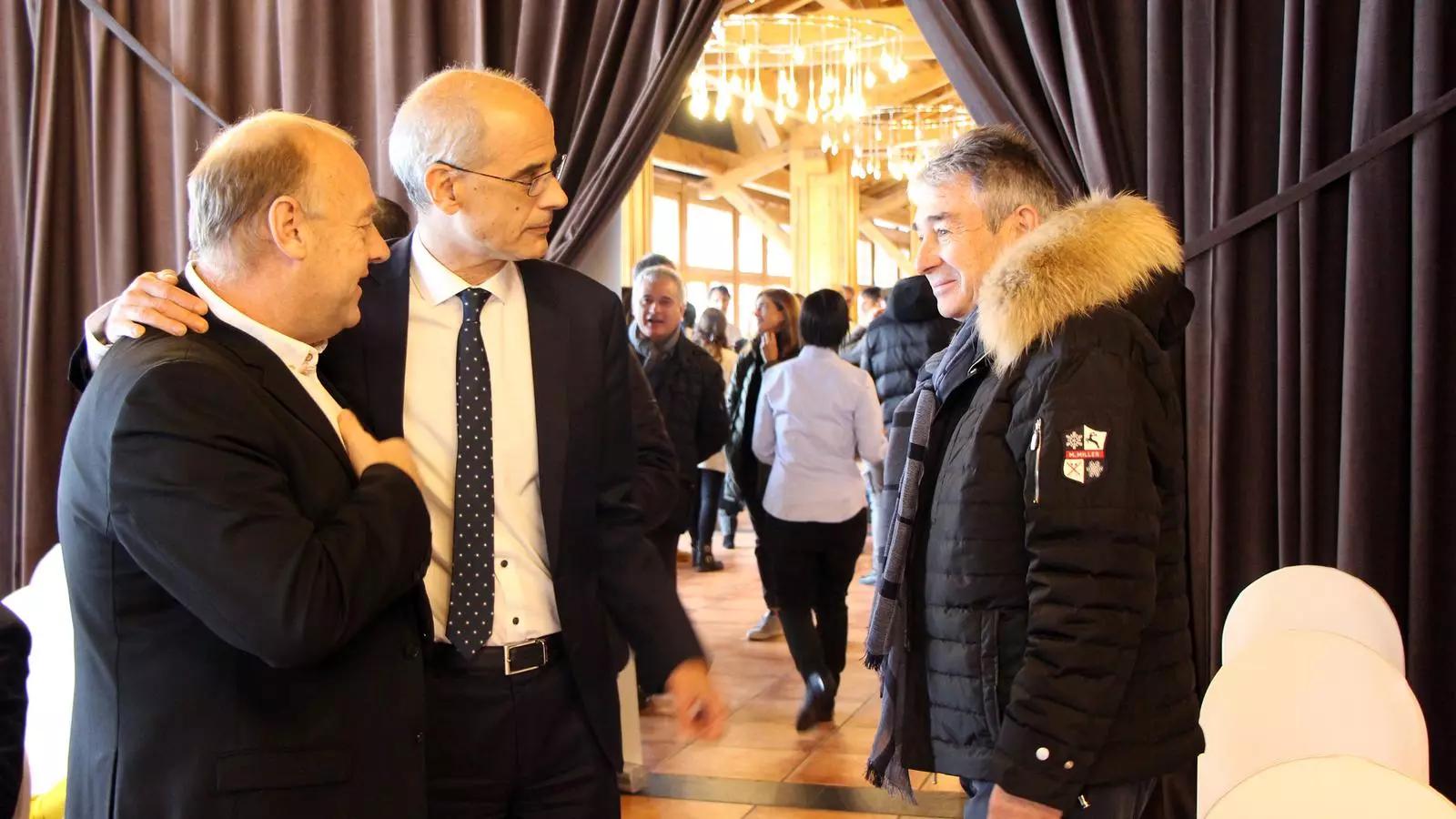 El cònsol major de Canillo, Josep Mandicó; el cap de Govern, Toni Martí; i l'empresari hoteler Josep Calbó, conversen abans de la presentació de la Copa del Món. / C. G. (ANA)