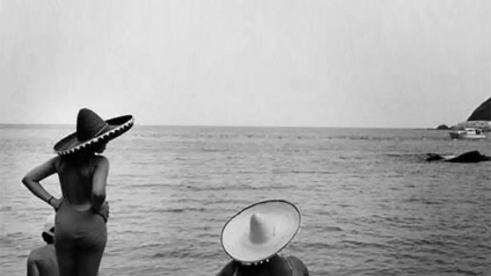 Dues dones amb barrets mexicans en una platja.