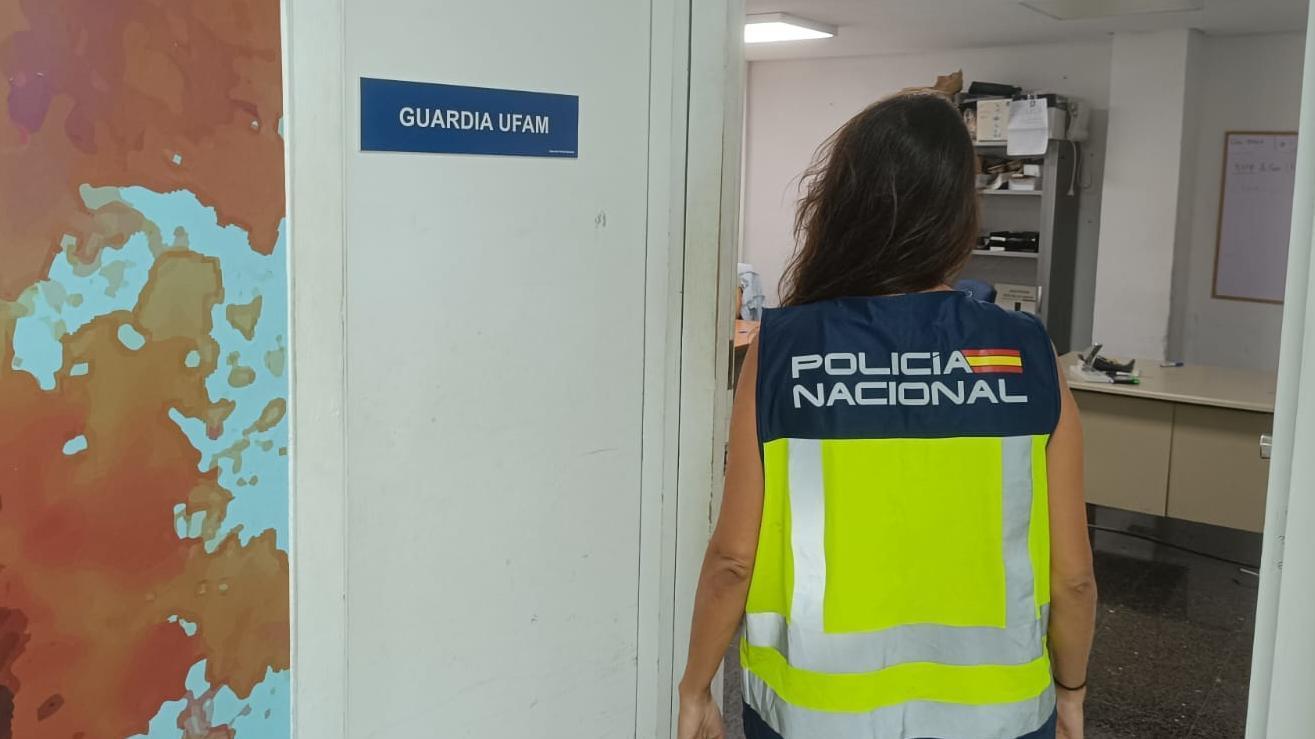 Una policia.