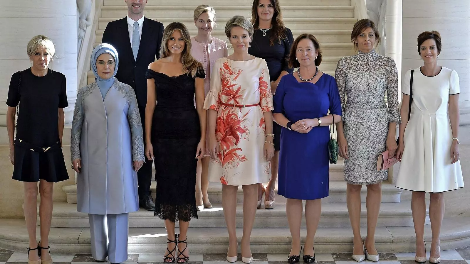 Sopar dels cònjuges dels mandataris de l'OTAN. A primera fila, d'esquerra a dreta: la primera dama francesa, Brigitte Macron; la primera dama turca, Emine Gulbaran Erdogan; la primera dama dels EUA, Melania Trump; la reina Matilde de Bèlgica; la dona del secretari general de l'OTAN, Ingrid Schulerud; la dona del president búlgar, Desislava Radeva; la dona del primer ministre belga, Amelie Derbaudrenghien. A la segona fila, d'esquerra a dreta: el marit del primer ministre de Luxemburg, Gauthier Destenay; la dona del primer ministre eslovè, Mojca Stropnik; i la primera dama finlandesa, Thora Margret Baldvinsdottir.