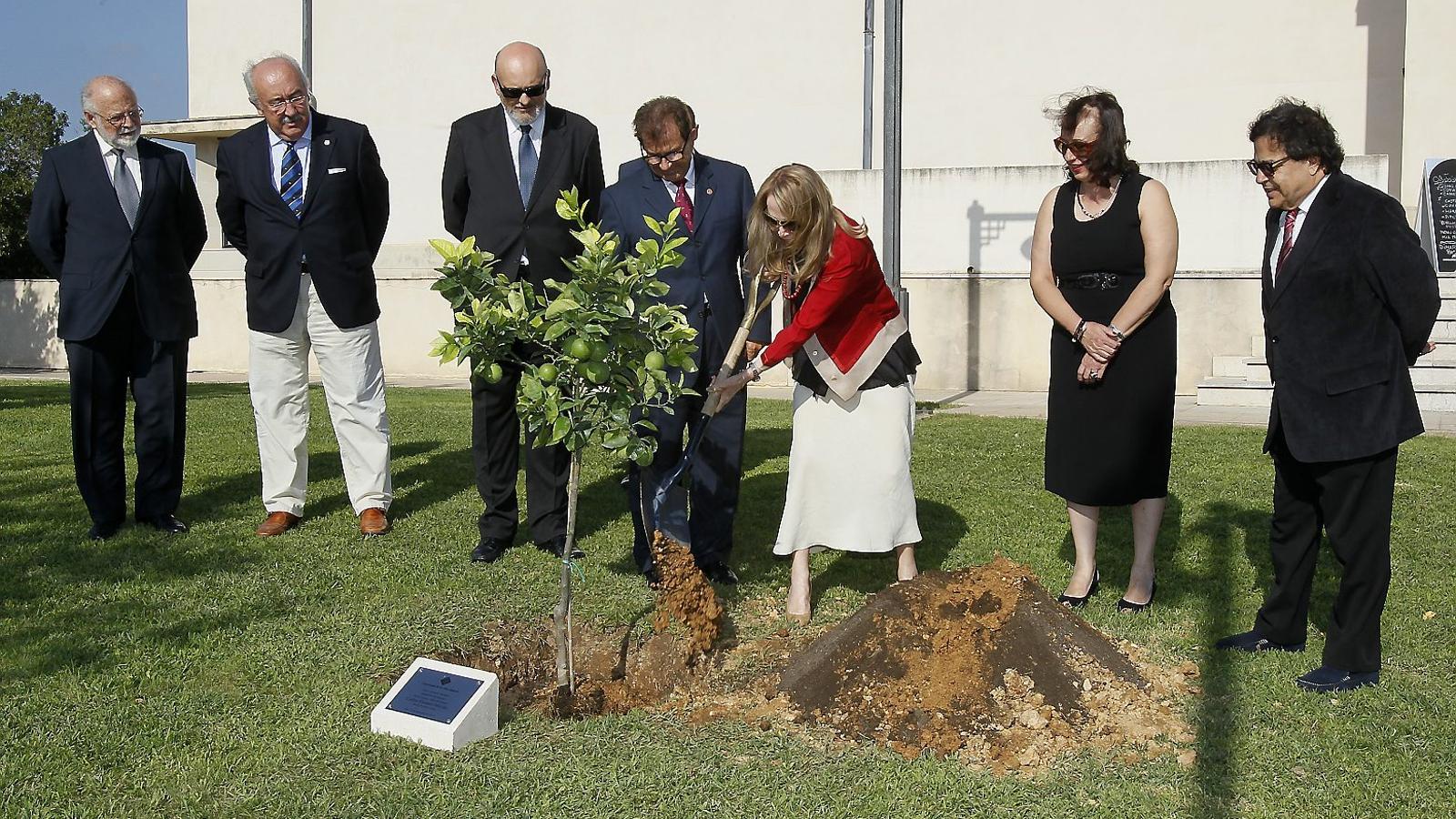 El rector, Llorenç Huguet; la vídua de Fuentes, Sílvia Lemus, i Ignacio Polanco, president de la Fundació Santillana, durant la investidura.