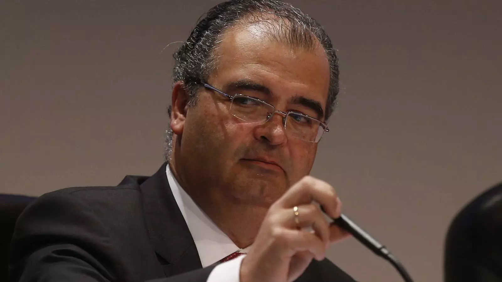 El president del Banco Popular, Ángel Ron, va haver d’anunciar ahir una nova ampliació de capital de 2.500 milions per fer front als problemes de solvència.