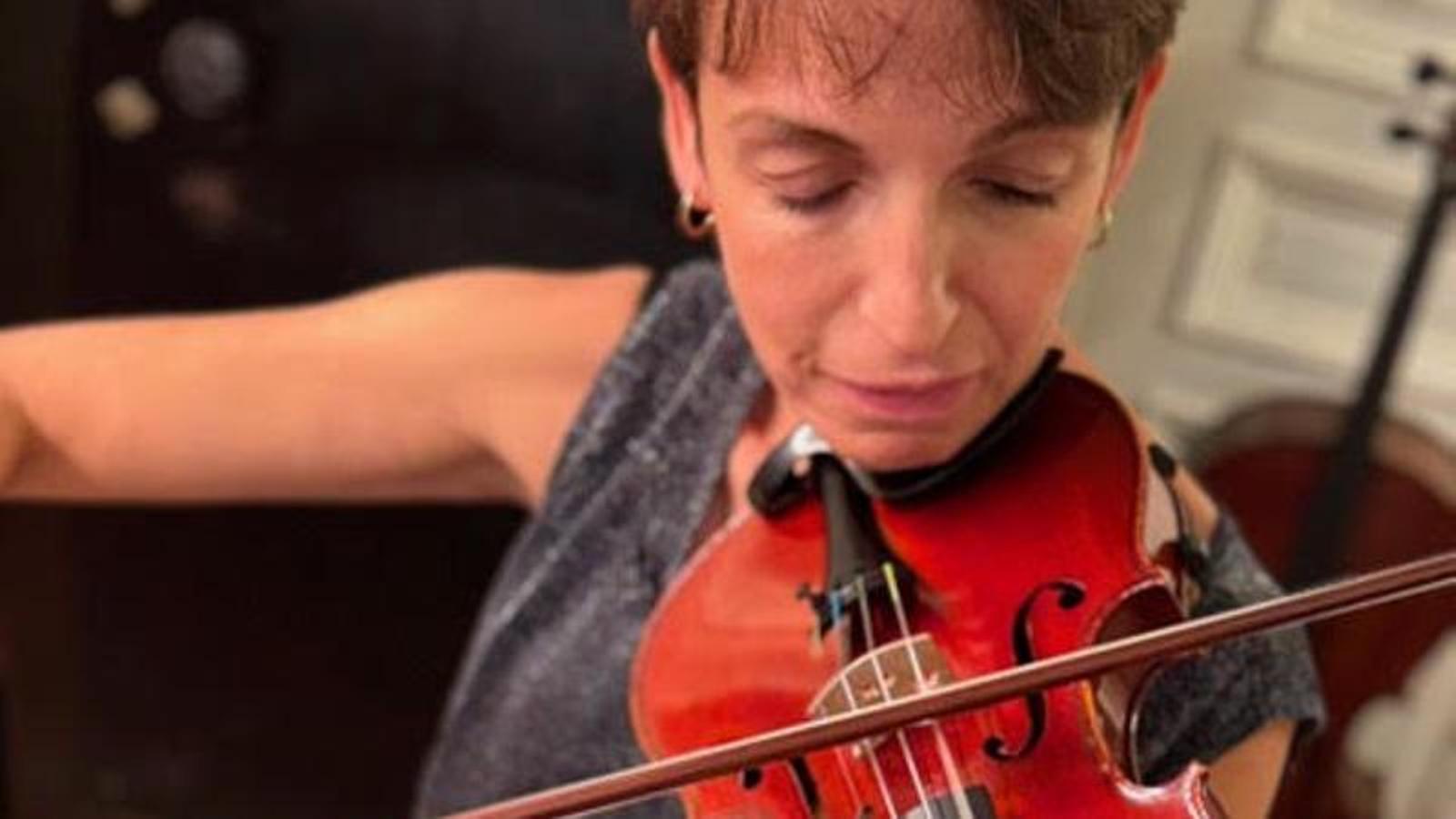 The violinist Sara Dayan in Paris with the violin that the Nazis had stolen.
