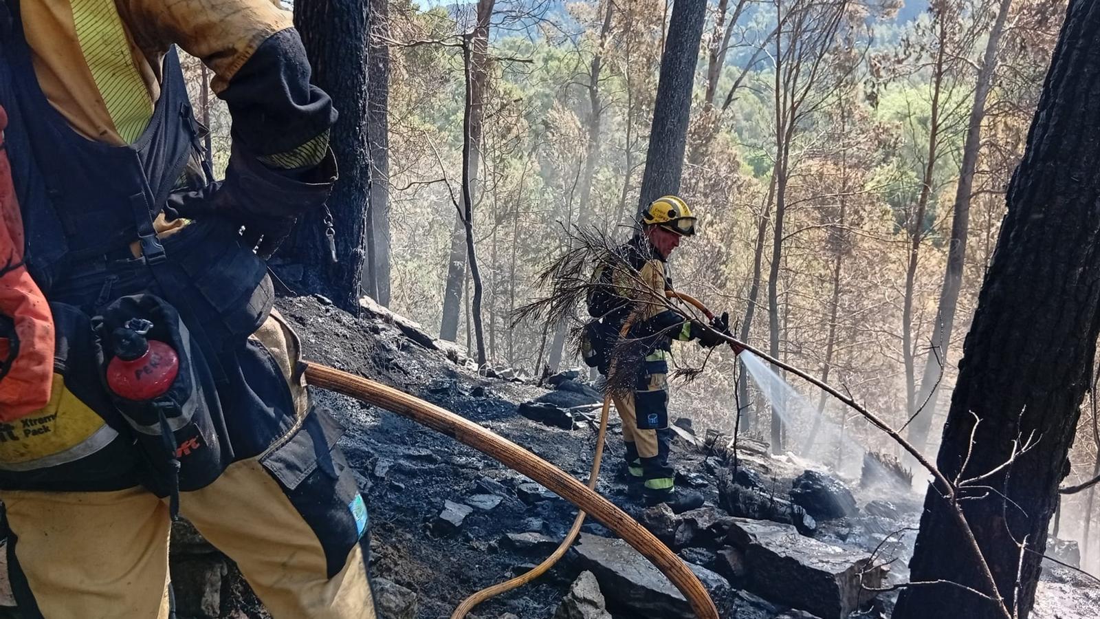 Bombers de l'Ibanat fent feina a l'incendi.