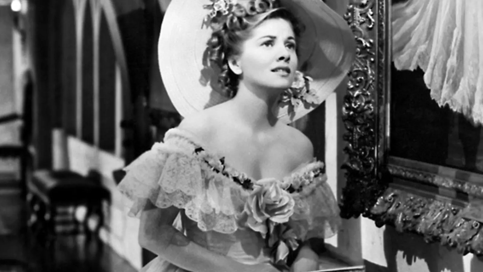 Joan Fontaine en el paper de la segona senyora De Winter en una de les luxoses estances de Manderley al film 'Rebecca', d'Alfred Hitchcock