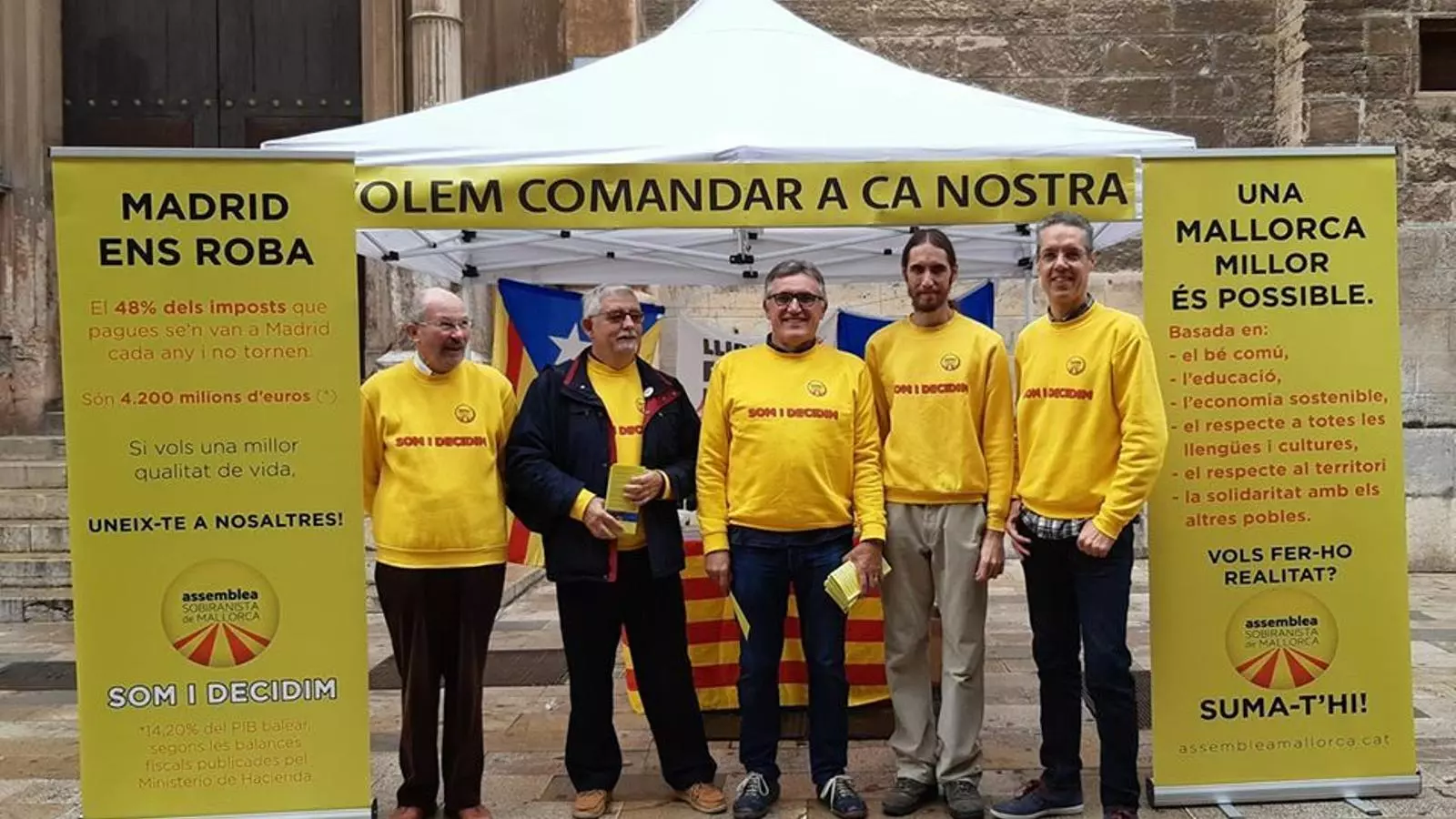 Els membres de la pareta abans de ser obligats a desmuntar-la