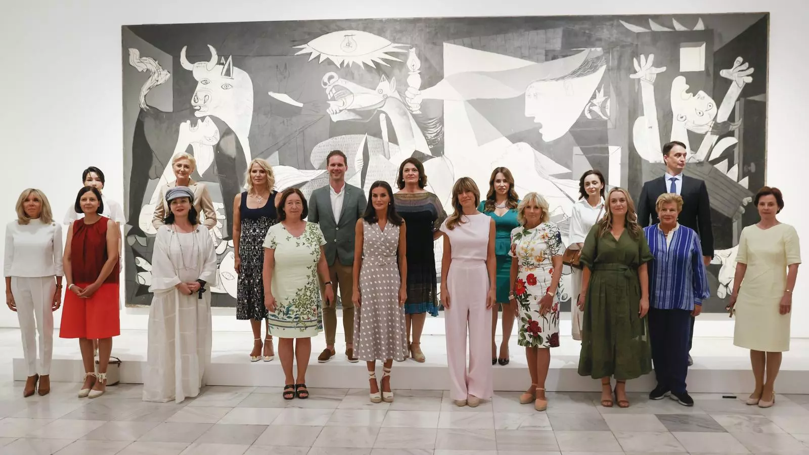 Les esposes dels líders polítics que assisteixen a la cimera de l'OTAN al Museu Reina Sofía davant el 'Guernica'