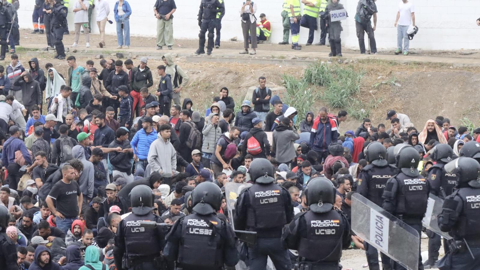 First phase of the eviction of the Trampolín beach in Ceuta