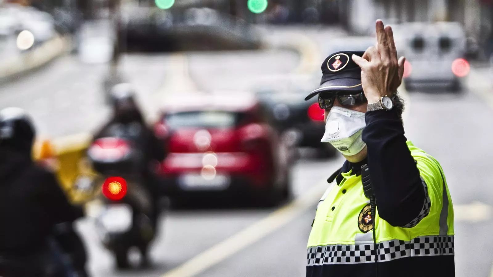 Un Guardia Urbà amb mascareta per progegir-se de la contaminació, a la Ronda del mig de Barcelona, en una imatge de l'arxiu de l'ARA