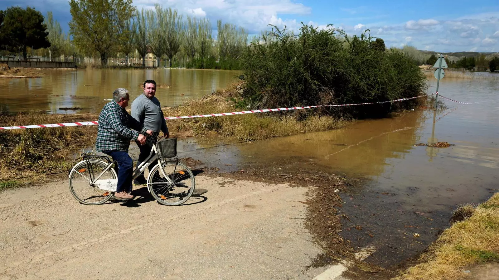Veïns de la localitat saragossana de Monzalbarba contemplen la seva vivenda, aïllada per la crescuda del riu Ebre
