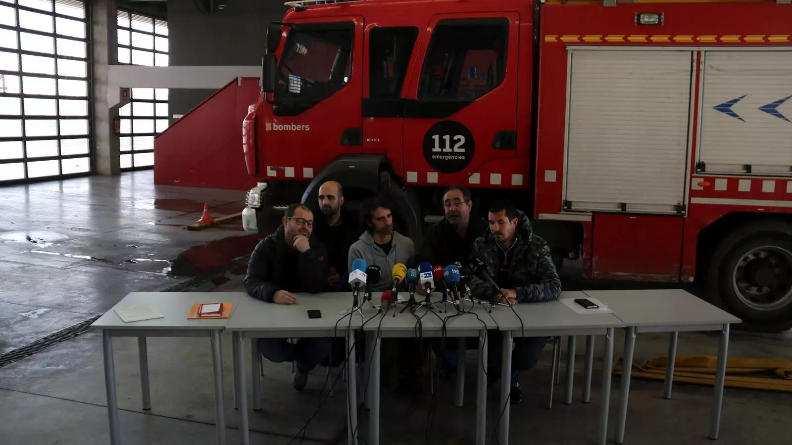 Representants sindicals dels Bombers durant la roda de premsa d'aquest dimarts