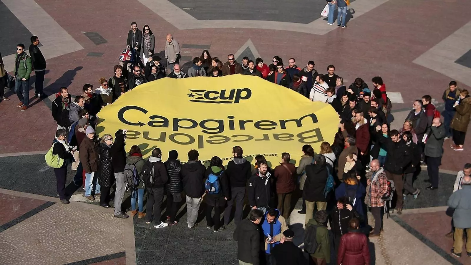 Simpatitzants de la candidatura sostenent una pancarta en una imatge d'arxiu /ACN