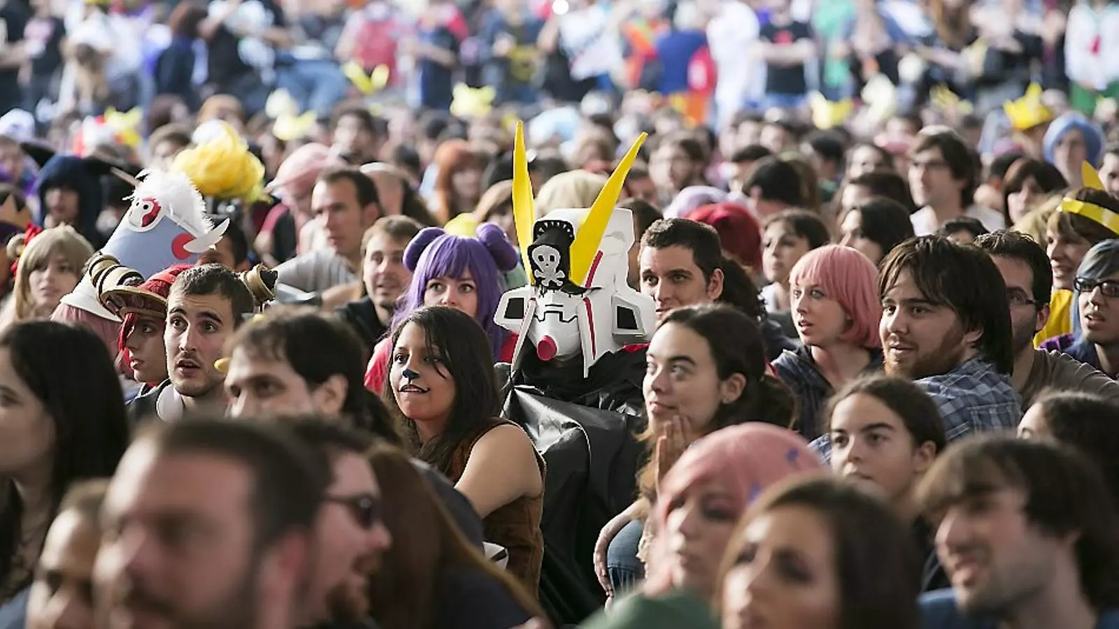 PARADÍS ‘OTAKU’
Molts aficionats al manga han complert la tradició de visitar el saló disfressats. A la dreta, participants en el concurs de cosplay.