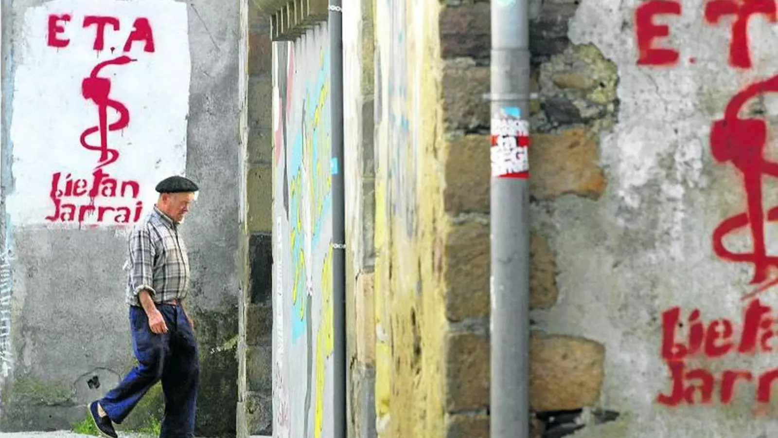 Mural favorable a ETA en una imatge d'arxiu / REUTERS