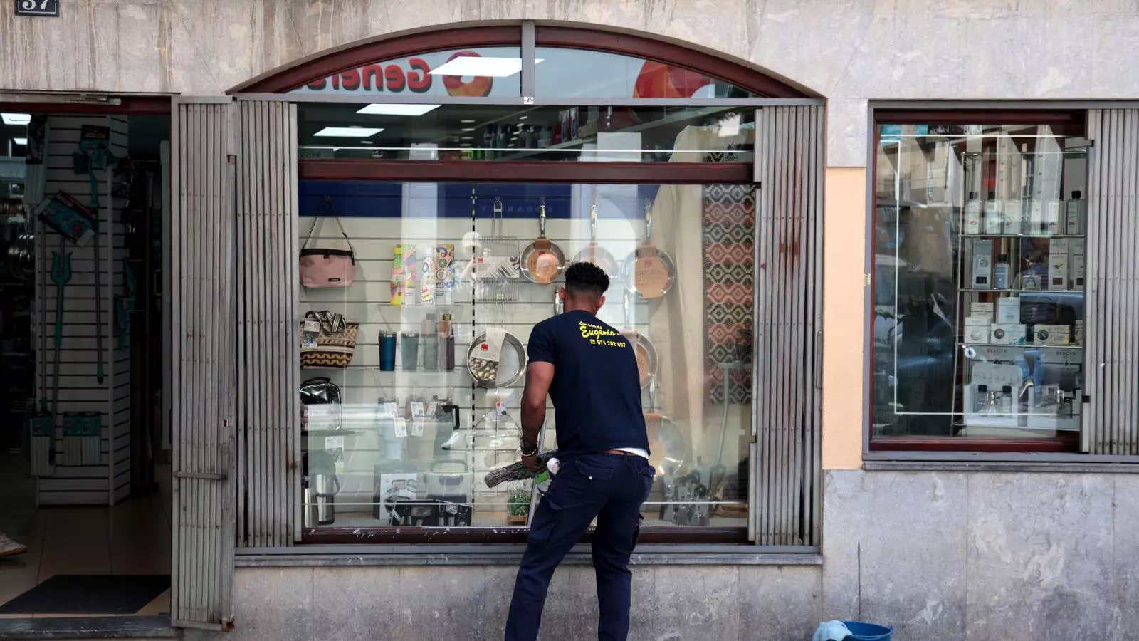 Un treballador al centre de Palma.