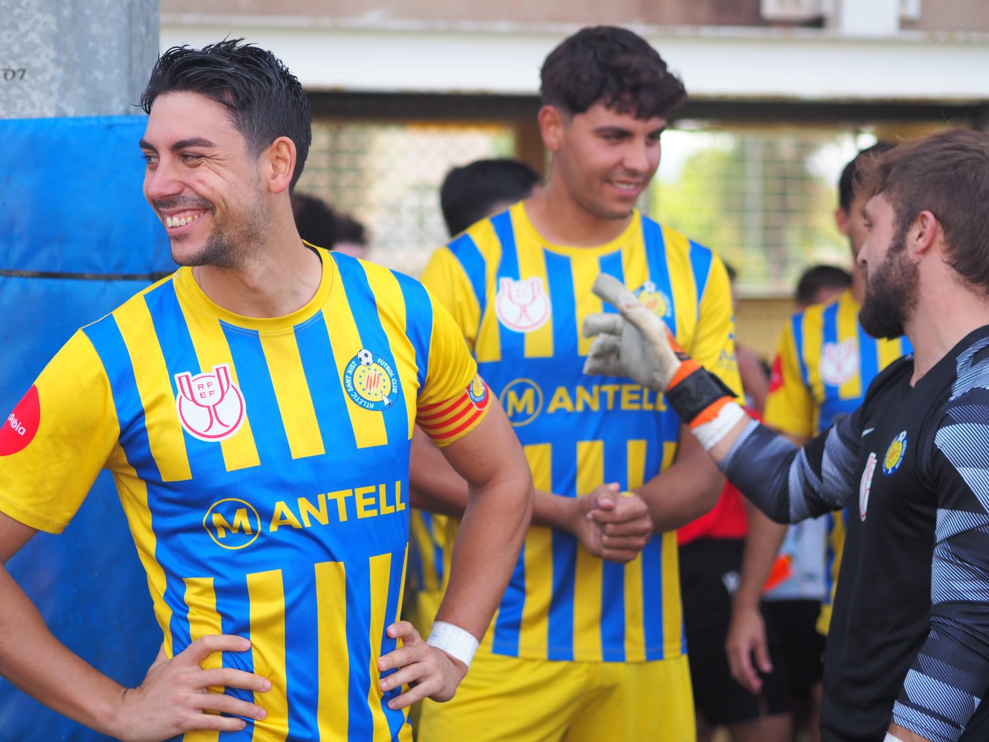 El capità Alex Palacios amb el pegat de la Copa del Rei a la samarreta.