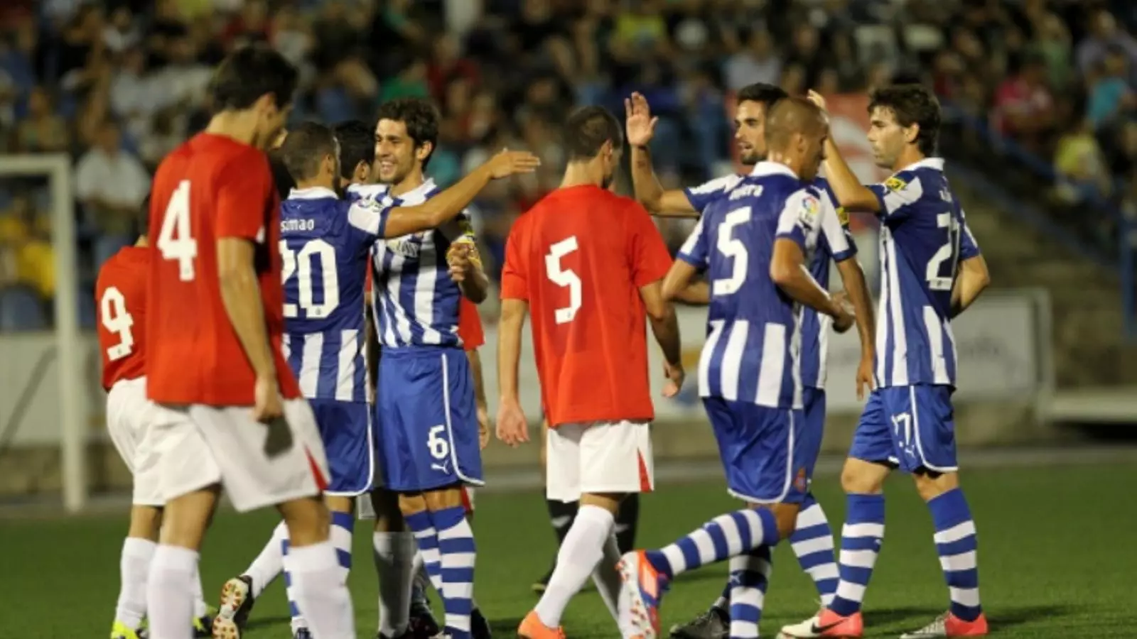 Els jugadors de l'Espanyol celebren un dels gols de Simao a l'amistós de Figueres