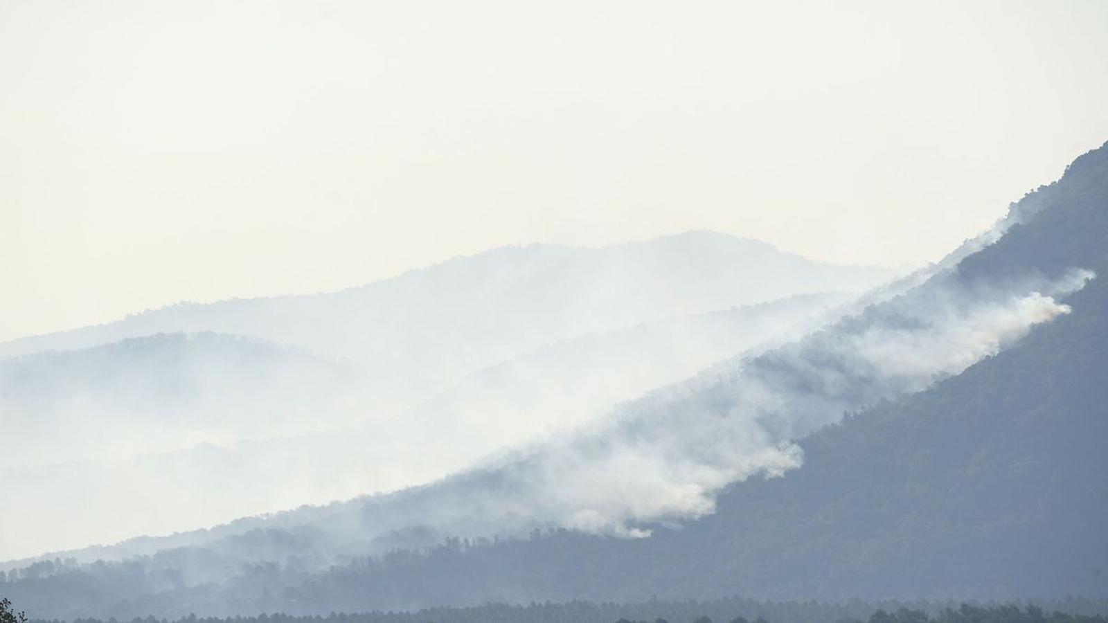 Una columna de fum procendent de l'incendi al sud-est de França iniciat aquest dilluns i que ja ha arrasat més de 5.000 hectàrees.