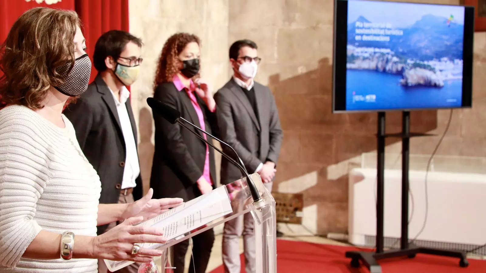 La presidenta del Govern, Francina Armengol, el conseller de Model Econòmic, Iago Negueruela, la presidenta del Consell de Mallorca, Catalina Cladera i el conseller de Fons Europeus, Miquel Company.
