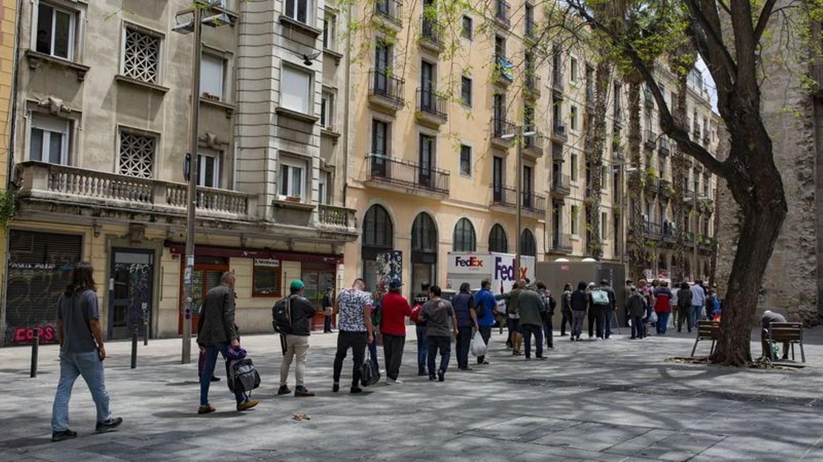 Una cua per recollir aliments en un menjador social durant la pandèmia