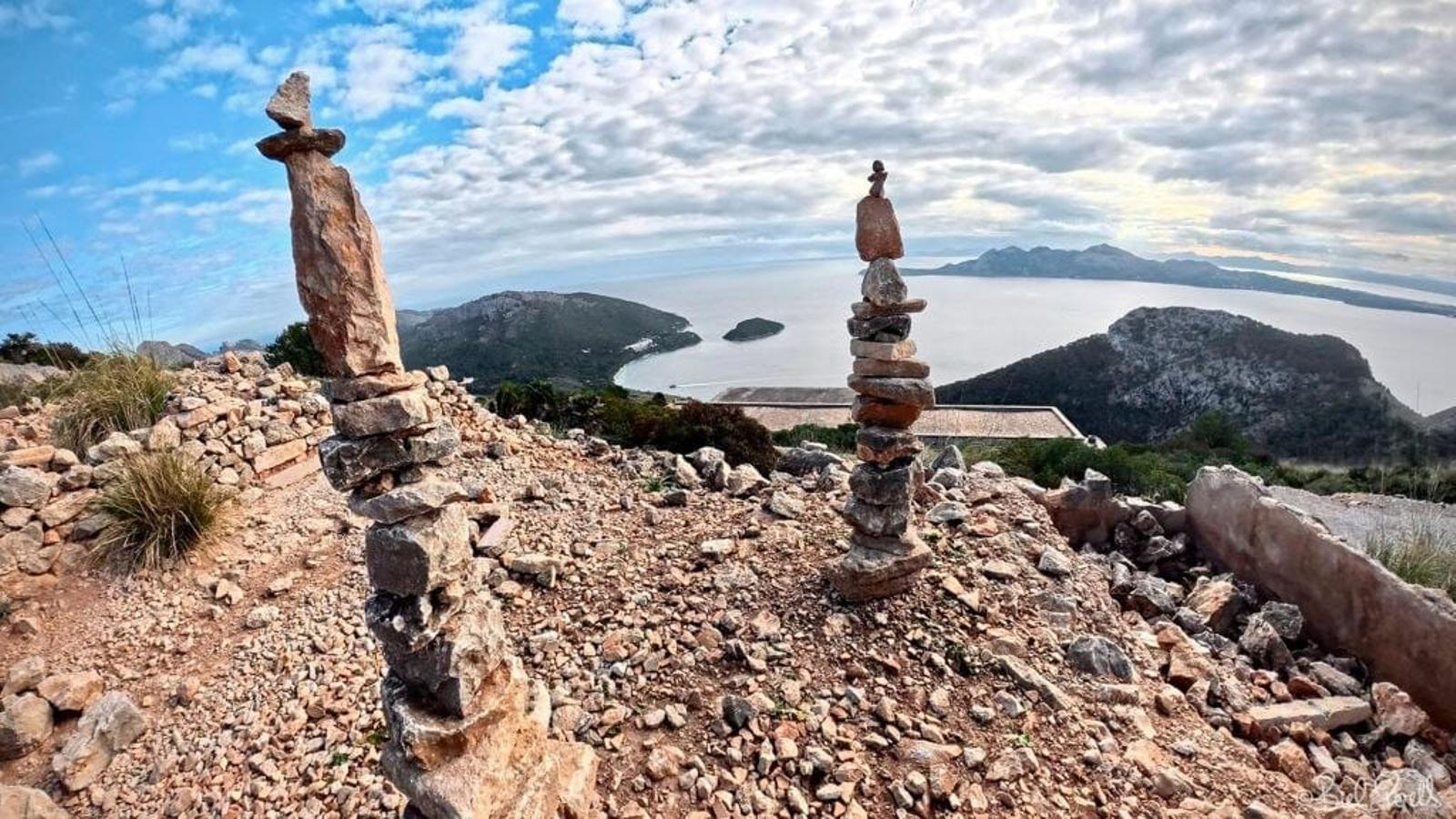 Caramulls de pedres a la Talaia d'Albercutx