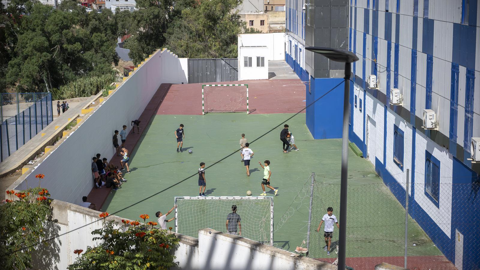 Centenares de menores migrantes no acompañados continúan malviviendo en las calles de Ceuta.