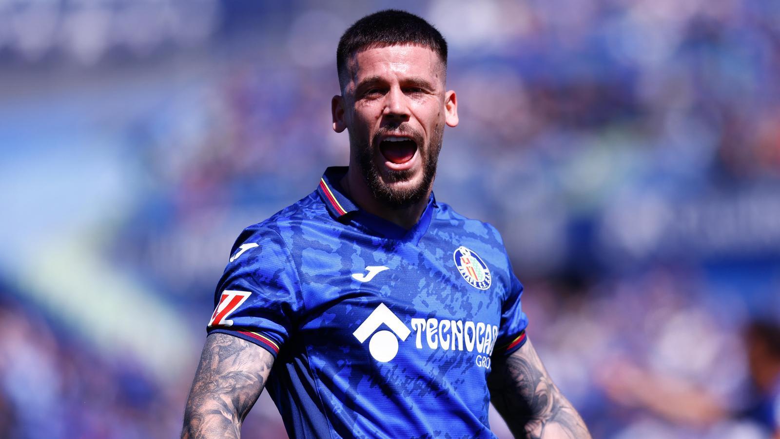 Carles Pérez celebrates a goal with Getafe CF