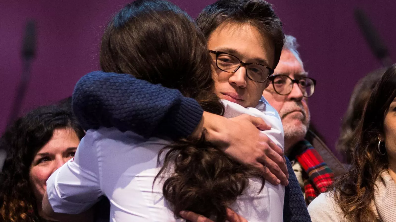 Íñigo Errejón i Pablo Iglesias, abraçant-se en una imatge d'arxiu
