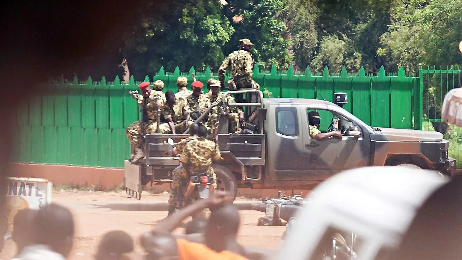 Membres de la força d’elit sublevada pujant ahir a una furgoneta per dirigir-se cap a les manifestacions convocades a Ouagadougou en contra del cop d’Estat de Diendéré.