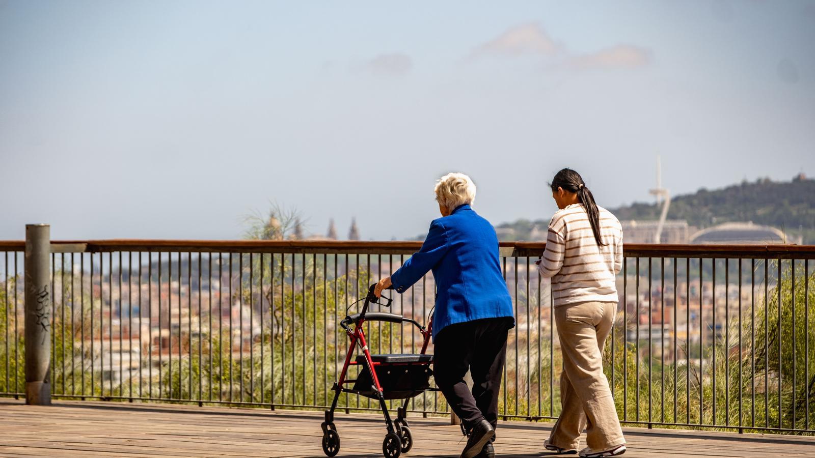 Una mujer mayor con otra más joven caminando por Sant Ildefons, en una imagen de archivo.